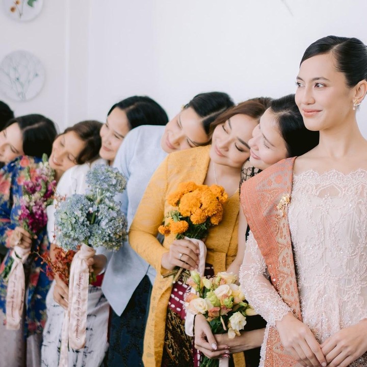 <p>Selain keluarga dan kerabat, hadir pula sahabat dekat Pevita yang didapuk menjadi bridesmaid. Dalam acara ini, mereka kompak mengenakan kebaya dengan warna yang berbeda, Bunda. Tak lupa, semuanya juga memegang bunga warna-warni yang diikat dengan kain bertuliskan, "<em>Will you be my bridesmaid?</em>" (Foto: Instagram @pevpearce)</p>