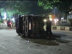 Pikap Curian Terguling Tabrak Median Jalan di Sidoarjo, 2 Pelaku Kabur