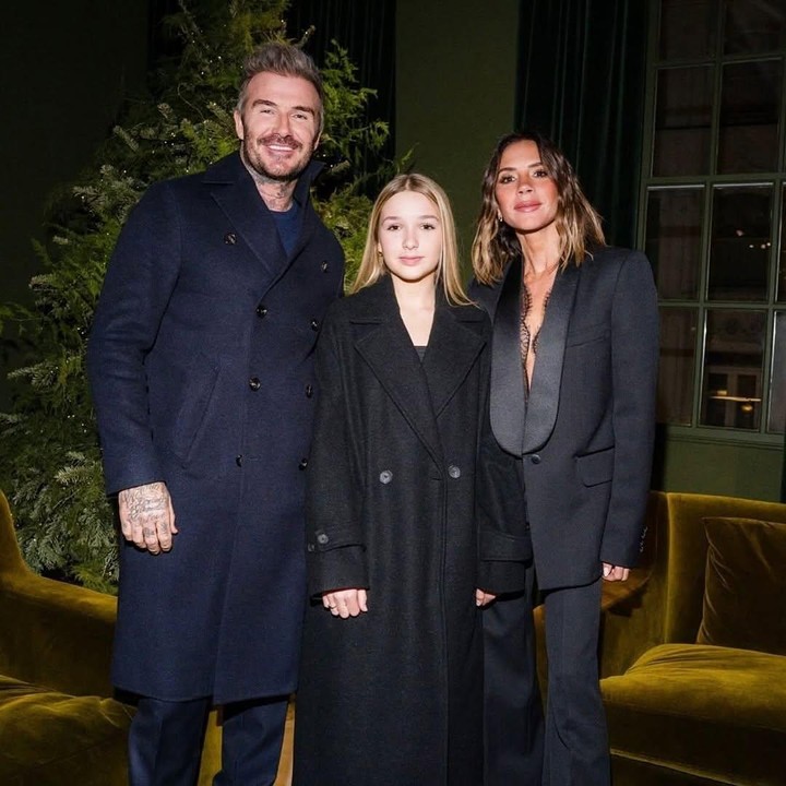 <p>Pada unggahan terbarunya, David Beckham dan Victoria turut mengajak Harper menghadiri sebuah acara bersama. Pada momen ini, Harper terlihat cantik dengan balutan <em>coat</em> hitam sementara rambutnya dibiarkan tergerai. (Foto: Instagram: @davidbeckham)</p>