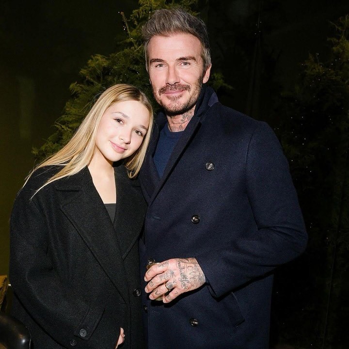 <p>Dalam kesempatan ini, David juga berpose berdua dengan sang putri. Di sini, David mengenakan <em>coat</em> warna <em>navy</em> dan kaos warna senada. (Foto: Instagram: @davidbeckham)</p>