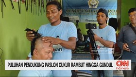Puluhan Pendukung Paslon & Relawan Kotak Kosong Cukur Rambut