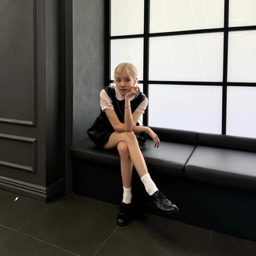 Lirik Lagu stay a little longer - ROSE