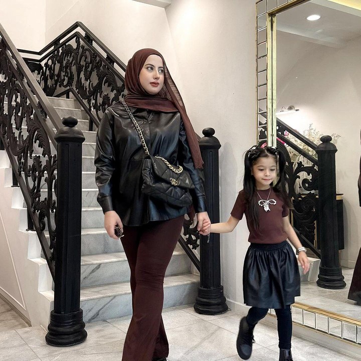 <p>Bunda empat anak ini juga kerap tampil dengan <em>outfit</em> yang kompak bersama sang putri seperti potret berikut ini. Keduanya mengenakan OOTD yang didominasi warna cokelat dan hitam. (Foto: Instagram@tasyiiathasyia)</p>