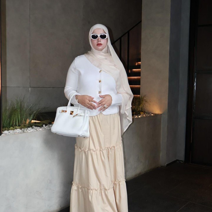 <p>Seperti potret berikut ini, ia tampil simple mengenakan <em>outfit</em> yang didominasi warna krem dan putih. Ia pun melengkapi gayanya dengan kacamata yang membuatnya semakin kece. "<em>Another WEEKEND OUTFIT matching day</em> kalian pada kemana nih <em>weekend</em> ini? Di rumah aja apa lagi pergi juga?" tulis Tasyi, dikutip dari laman Instagram @tasyiiathasyia, Jumat (29/11/2024). (Foto: Instagram@tasyiiathasyia)</p>
