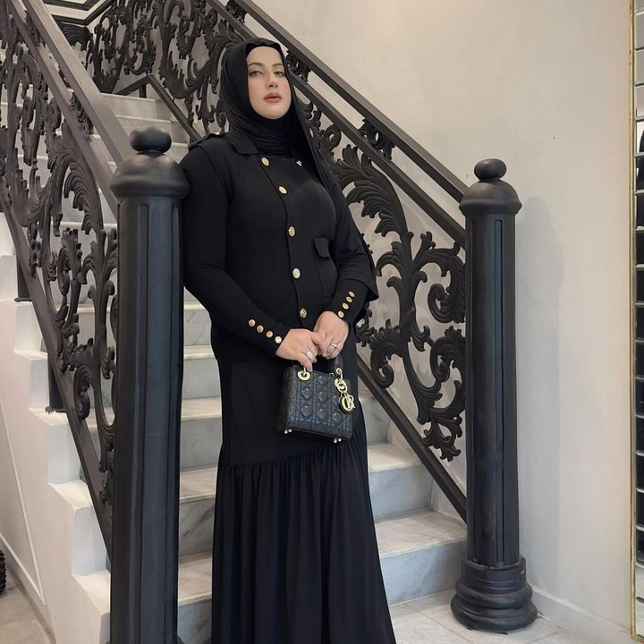 <p>Tasyi pun sempat mengungkap pencapaiannya yang sukses turunkan berat badan hingga 10 kilogram hanya dalam waktu 2,5 bulan. "<em>Another OOTD.</em>..yang <em>comment</em> aku masih gendut ya emang iyaaa, namanya juga baru turun 10 KG dan baru 2,5 bulan," tulis Tasyi. (Foto: Instagram@tasyiiathasyia)</p>