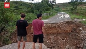 VIDEO: Hujan Deras, Jalan Puncak Dua di Hambalang Bogor Amblas