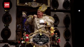 VIDEO: Misa Gereja Sekte Bebek Karet di Spanyol