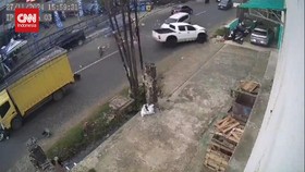 VIDEO: Momen Hilux Tabrak 10 Kendaraan. Supir yang Sakit Diamuk Massa