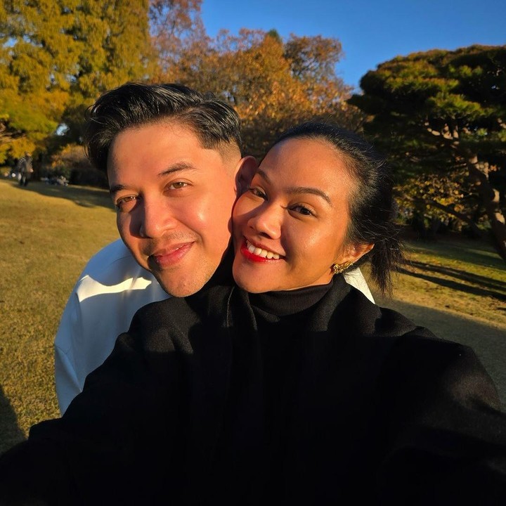 <p>Yura dan Donne kerap membagikan momen romantis di media sosial. Baru-baru ini, Yura mengunggah foto-foto bersama sang suami dan menuliskan pesan romantis di hari ulang tahun suaminya. "Merayakan hari lahir @donne_maula dengan segala favoritnya. Mie Instan, lampu kota di ketinggian, menyepi di keramaian, pikachukembaran, mochi strawberry, daun di taman,ketenangan (merah2mu itu pengecualian)," tulis Yura. (Foto: Instagram @yurayunita dan @donne_maula)</p>