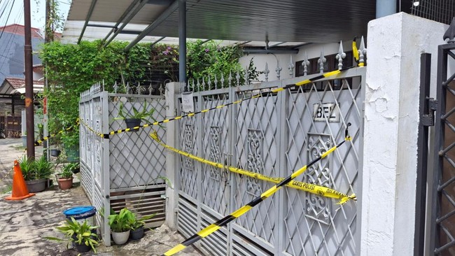 Polisi mengungkap remaja yang bunuh ayah dan neneknya di Cilandak, Jakarta Selatan sempat menanyakan keadaan sang ibu.
