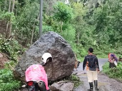 Jalur Trenggalek-Pacitan Terendam Banjir, Antarkecamatan Tertimbun Longsor