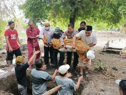 Peduli Bripka Hadi Ikut Bantu Pemakaman Warga Sidoarjo