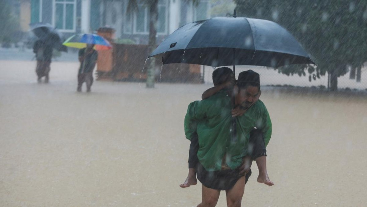 FOTO: 80 Ribu Warga Dievakuasi Imbas Banjir Parah di Malaysia