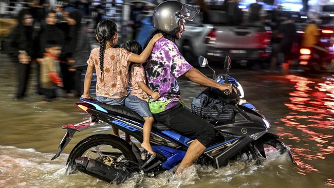 FOTO: 80 Ribu Warga Dievakuasi Imbas Banjir Parah di Malaysia