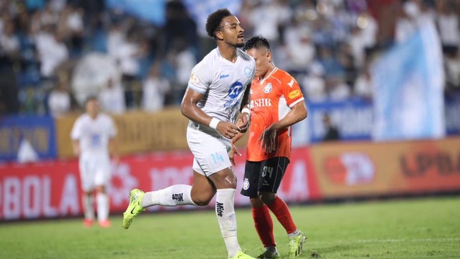 Striker naturalisasi Vietnam Nguyen Xuan Son sesumbar mencetak tiga gol atau hattrick saat melawan Singapura di semifinal Piala AFF 2024.