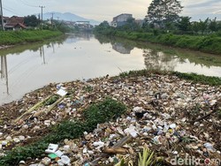 Bau Menyengat di Bendungan Citarik, Sampah Kiriman Masih Jadi Masalah