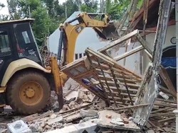 Suami Robohkan Rumah gegara Istri Nikah Lagi Saat Ditinggal Jadi TKI