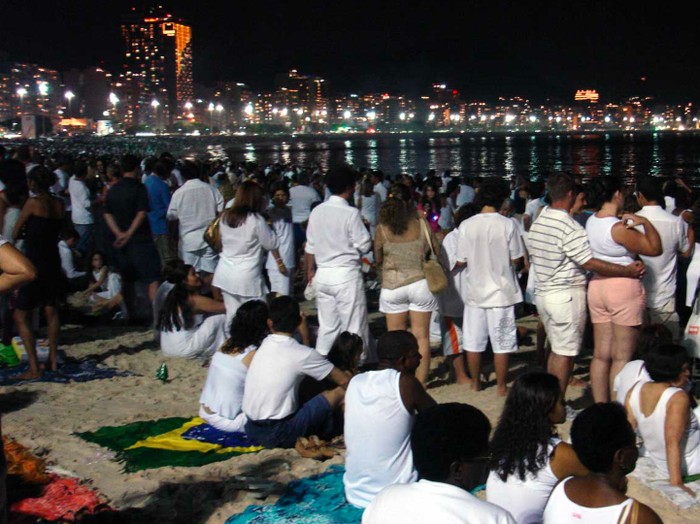 Tradisi Baju Putih, Brazil/Foto: thertwguys.com