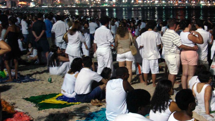 Tradisi Baju Putih, Brazil/Foto: thertwguys.com