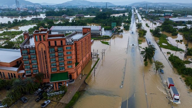 Jumlah korban tewas imbas banjir bandang di Thailand selatan kini bertambah menjadi 25 orang.