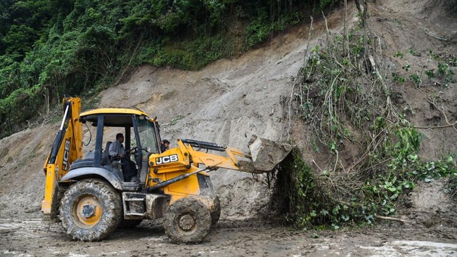 Akses jalan nasional Sukabumi-Palabuhanratu tepatnya di Jalan Raya Bojonggaling, terputus akibat longsor.