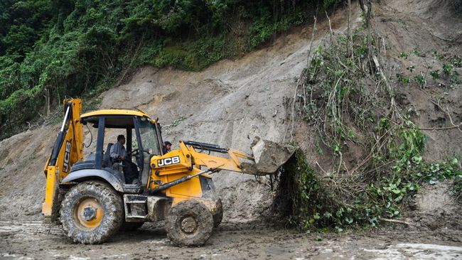 Jalan Nasional Sukabumi-Palabuhanratu Terputus Akibat Longsor