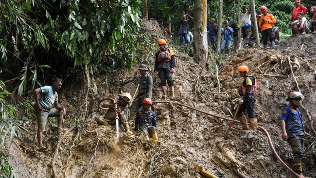 Tim SAR gabungan berhasil menemukan dua korban tewas dalam bencana longsor yang terjadi di Desa Martelu, Kecamatan Sibolangit, Kabupaten Deli Serdang.