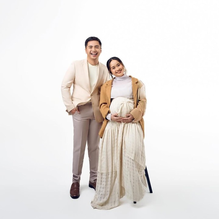 <p>Gritte Agatha juga mengusung konsep simple untuk <em>maternity shoot</em> kehamilan pertamanya. Ia dan sang suami Arif Hidayat mengambil foto di dalam studio tanpa dekorasi apa pun. Pasangan ini tampaknya ingin fokus pada penampilan mereka di depan kamera. Ini terbukti dari pemilihan pakaian yang elegan, di aman Gritte tampak mengenakan gaun cantik berwarna krem yang dipadu dengan blazer cokelat. Semantara itu, suaminya memakai jas berwarna krem yang dipadukan dengan celana berwarna abu-abu. (Foto: Instagram @gritteagathaa)</p>