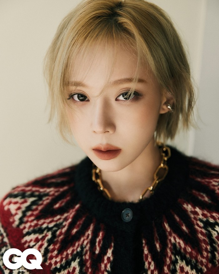 Ia menjadi satu-satunya artis Korea wanita yang mendapatkan gelar tersebut. Tampil effortlessly chic, aura mahal dan berkelas idol K-Pop yang lahir dengan nama Kim Min Jeong itu pun semakin terpancar. / Foto: instagram.com/gq_korea