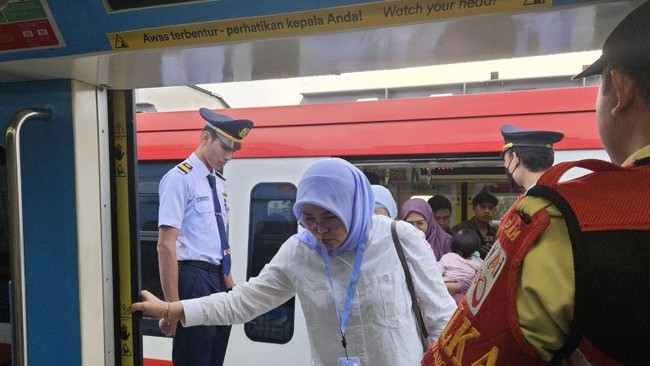 PT KAI mengevakuasi seluruh penumpang dari rangkaian kereta LRT Jabodebek yang mogok dalam perjalanan ke arah Harjamukti, Depok, Jawa Barat, Minggu (1/12).