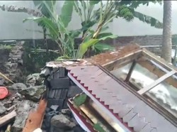Petaka Minggu Sore di Sumedang, Kaki Rina Patah Tertimpa Tembok