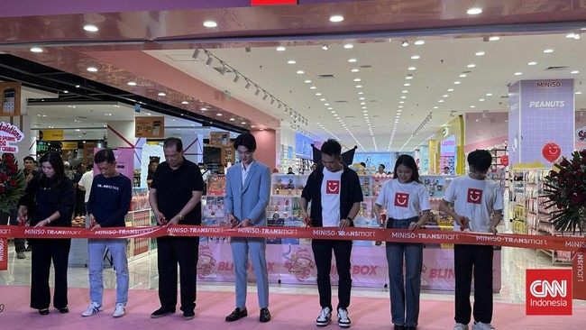 Minisio Pink menebar diskon hingga hadiah saat peresmian gerai di Transmart Trans Studio Mall (TSM) Cibubur hari ini (1/12).