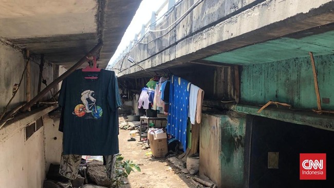 Ratusan warga di kolong Tol Angke Jakarta yang akan digusur pasrah. Mereka sebetulnya enggan untuk pindah namun tak mampu lagi bayar.