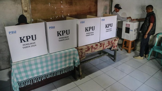 Ketua KPU, Mochammad Afifuddin mengatakan pihaknya hanya akan menetapkan kembali anggota KPU di daerah yang menggelar pemungutan suara ulang.