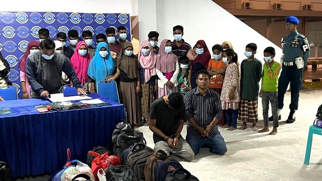 Aparat berhasil menggagalkan pemberangkatan 17 TKI dan 24 WNA Bangladesh secara ilegal dari pesisir Kota Dumai, Riau ke Malaysia.