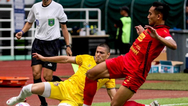 Pelatih Persija Jakarta Carlos Pena mengaku telah mengambil risiko dengan memainkan bek Rizky Ridho pada pertandingan Liga 1 melawan Persik Kediri.