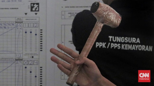 KPU Jakarta memulai rekapaitulasi Pilkada 2024. Dalam rekapitulasi di tingkat kota/kabupaten, pasangan Pramono-Rano menang dengan perolehan 50,07 persen suara.