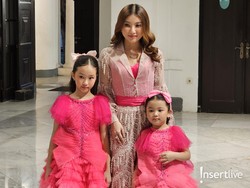 Gemasnya Thalia dan Thania Anak Sarwendah Jadi Model Cilik
