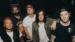 Lirik Lagu Let's Cheers to This - Sleeping With Sirens