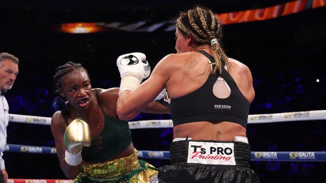 Juara dunia kelas berat tinju wanita versi WBC dan WBF Claressa Shields yakin bisa menghajar Jake Paul.