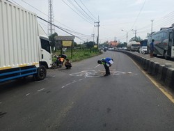 Pemotor Tewas Terlindas Truk Tronton di Jalur Arteri Mojokerto