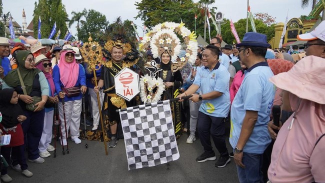 Ribuan warga Blora dari berbagai kalangan meramaikan Jalan Sehat yang diselenggarakan untuk memperingati Hari Kesehatan Nasional (HKN) ke-60.