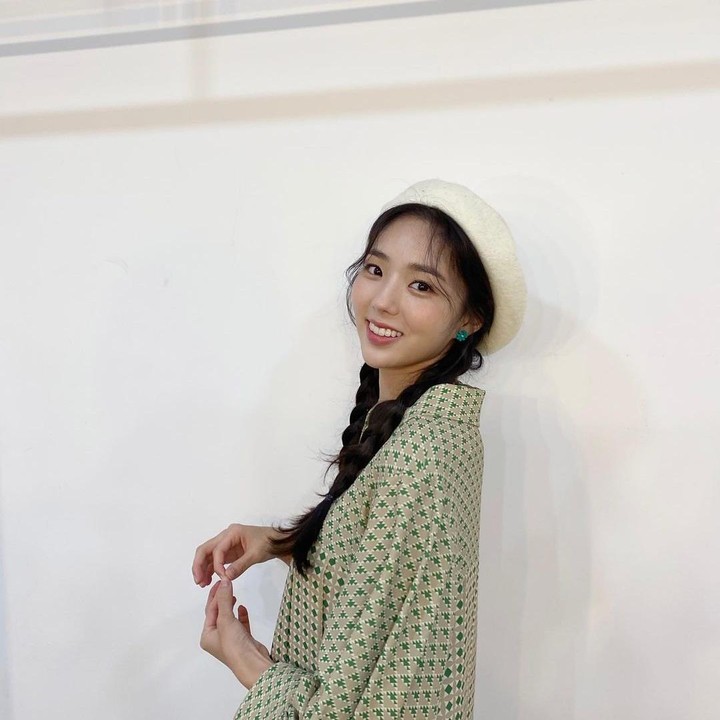 <p>Chae Soo Bin juga terlihat menawan saat mengenakan dress hijau putih selutut yang bercorak, ditambah dengan topi berwarna senada . Warna cerah pada pakaiannya memperkuat kesan ceria dan bersinar pada pemeran Hong Hee Joo ini. (Foto: Instagram @soobinms)</p>