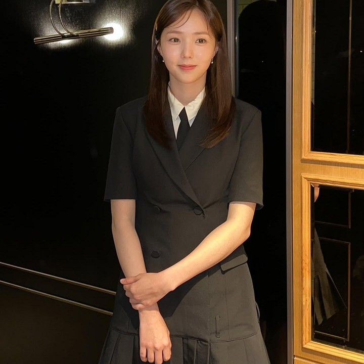 <p>Chae Soo Bin terlihat cantik dengan atasan dan rok berwarna hitam senada, serta rambut panjangnya yang tergerai. Dengan outfit simpel ini, aura cantik alami selebritas Korea bernama asli Bae Soo Bin terpancar jelas, ya, Bunda. (Foto: Instagram @soobinms)</p>