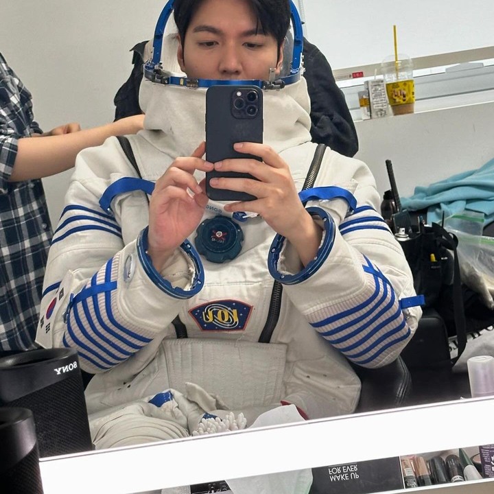 <p>Dalam akun Instagram pribadinya, Lee Min Ho membagikan momen syuting <em>When The Stars Gossip</em>. Nantinya ia akan berperan sebagai Gong Ryong, seorang dokter kandungan dan ginekologi yang menjadi turis perjalanan luar angkasa. (Foto: Instagram @actorleeminho)</p>