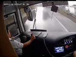 Detik-detik Bus Alami Aquaplaning dan Nyaris Nyebur ke Laut