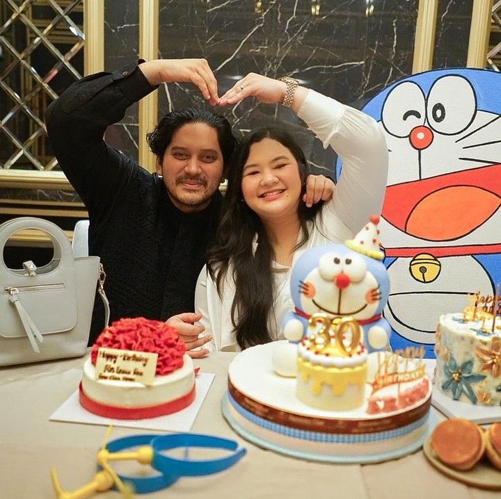 <p>Pada perayaan ulang tahun ke-10 pernikahan, Eriska Rein mengunggah potret kebersamaannya dengan suami dan kedua anaknya. Dalam unggahan ini, Eriska Rein mengucapkan rasa terima kasihnya pada sang suami yang sudah 10 tahun menjadi bagian hidupnya. "<em>Happy 10th Anniversary myblue</em> @mithunisar. Gak berasa 10 tahun bersama. Makasih yaa<em> for everything</em>, selalu ada di setiap momen yang aku rasain dalam hidup. Dari susah, senang, sedih bersama. Makasih buat <em>support</em> nya selama ini, saling memahami dan saling mengerti. Makasih udah jadi <em>Amazing</em> Abajih <em>in this world</em> untuk Koko dan Mei. <em>Love you</em>," tulisnya. (Foto: Instagram @eriskarein)</p>