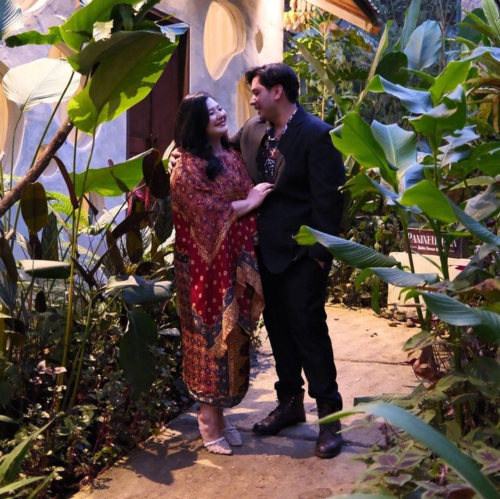 <p>Selama 10 tahun menikah, rumah tangga Eriska Rein jauh dari gosip miring. Eriska dan suami selalu terlihat harmonis, kompak, dan romantis di berbagai kesempatan. (Foto: Instagram @eriskarein)</p>