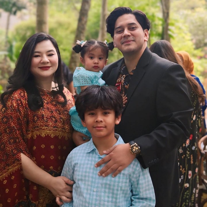 <p>Aktris Eriska Rein resmi menikah dengan pria keturunan India bernama Mithu Nisar pada 28 September 2014. Sepuluh tahun menikah, pasangan ini dikaruniai dua anak, Bunda. Anak pertama Eriska, Mikhail Zayn Muhsin, lahir pada Juni 2016. Sedangkan anak keduanya, Mikhaila Zeline Muhsin, lahir pada Juni 2022. (Foto: Instagram @eriskarein)</p>