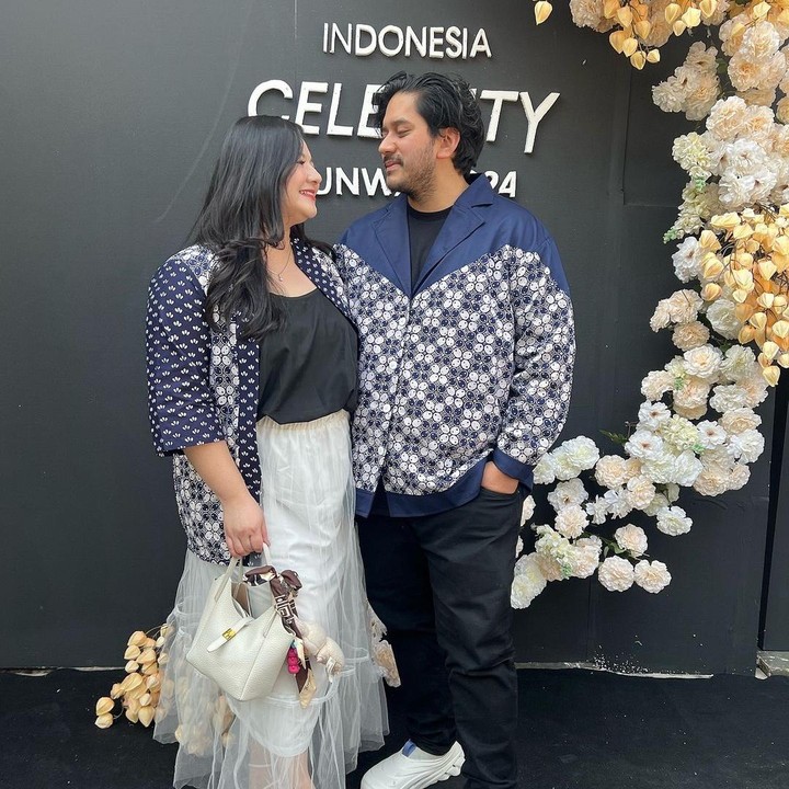 <p>Eriska Rein menikah di usia yang terbilang muda, yakni 20 tahun. Mengarungi pernikahan di usia muda nampaknya tidak memengaruhi kehidupan rumah tangga Eriska dan sang suami. Pernikahan keduanya masih langgeng dan selalu harmonis. (Foto: Instagram @eriskarein)</p>